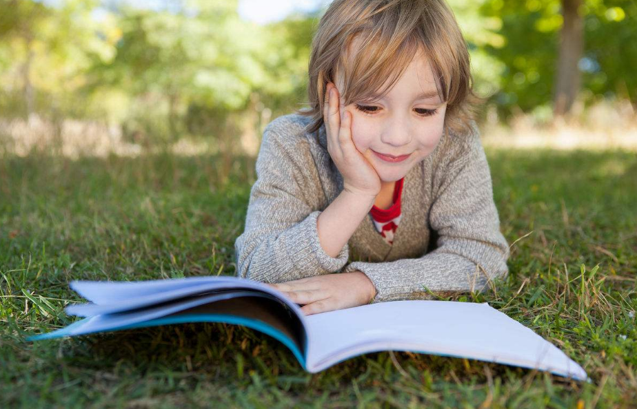 陪孩子快乐的看书的说说 孩子看书学习认真说说微信朋友圈